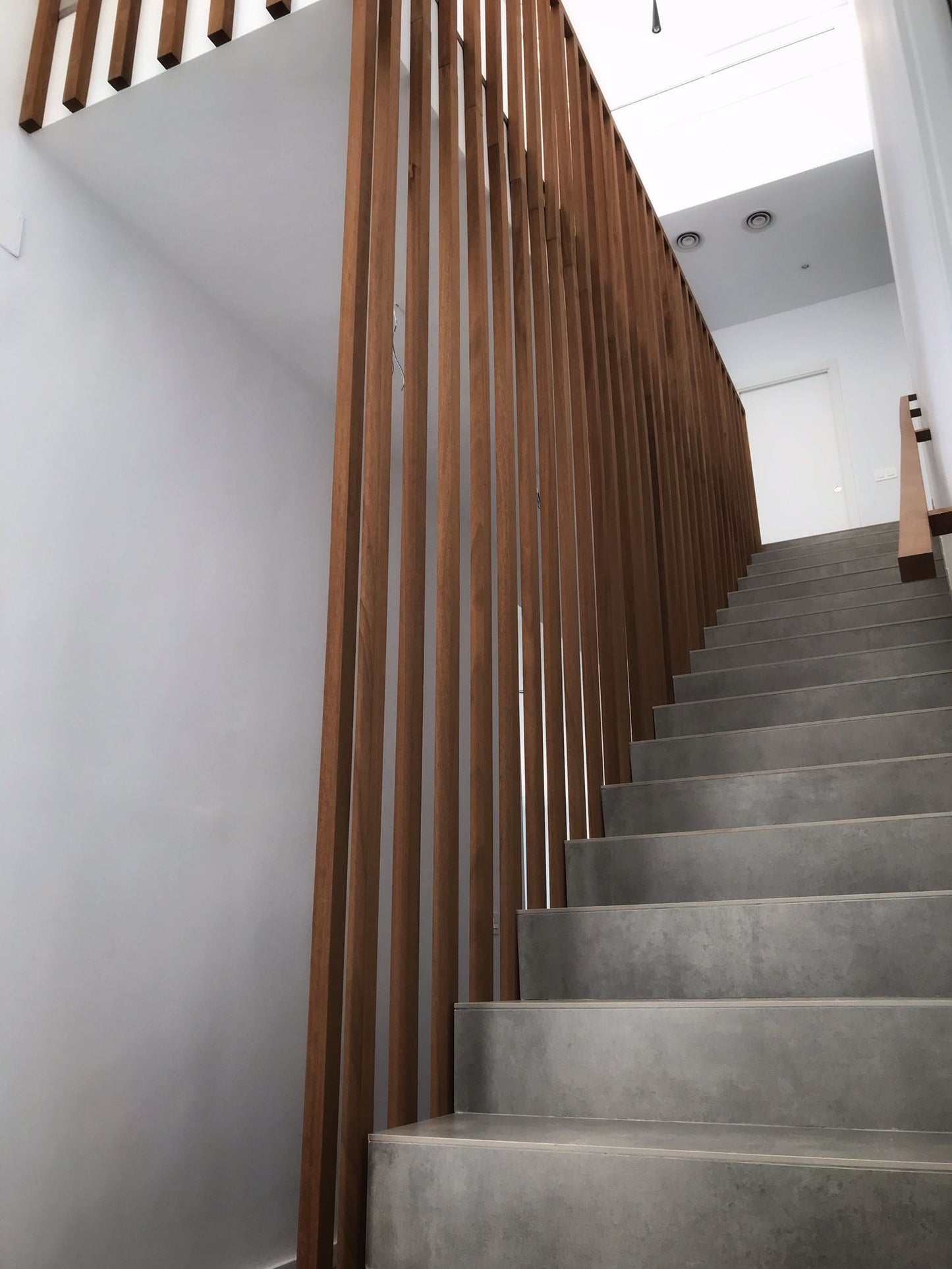 Pack 10 lamas de listón decorativo madera natural tropical FSC® en Iroko