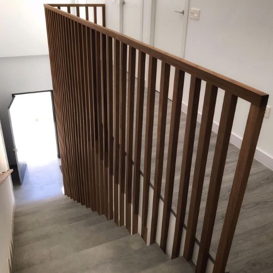 Pack 10 lamas de listón decorativo madera natural tropical FSC® en Iroko 15x45x2400 mm