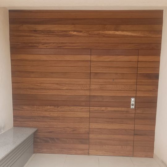 Lot de 10 lames (1,93 m²/carton) de revêtement mural ou de plafond à rainure et languette en Iroko 1,6 x 9 x 215 cm